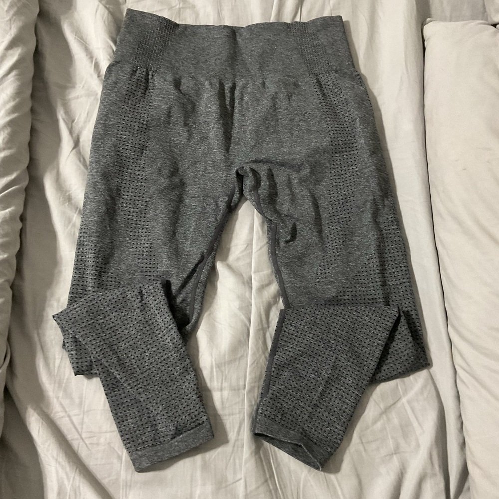 Amazon Gray Leggings with Elastic Waistband and Tapered Fit